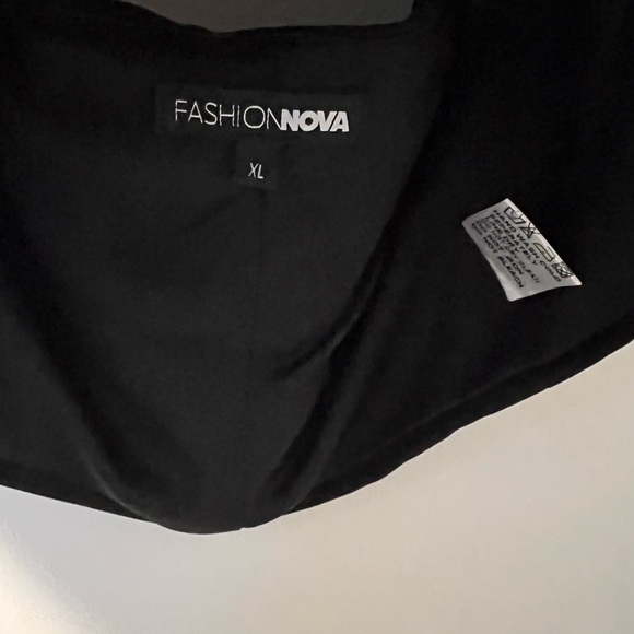 Sweetheart neckline button up crop top. - Picture 4 of 4